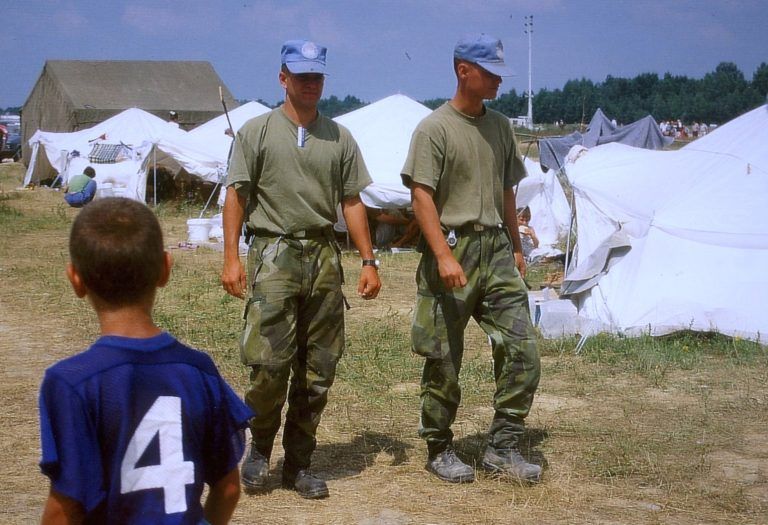Schutzzone wird Ort des Grauens: Blauhelme beaufsichtigen das Flüchtlingscamp auf dem Gelände des Flughafens von Tuzla. HRJ