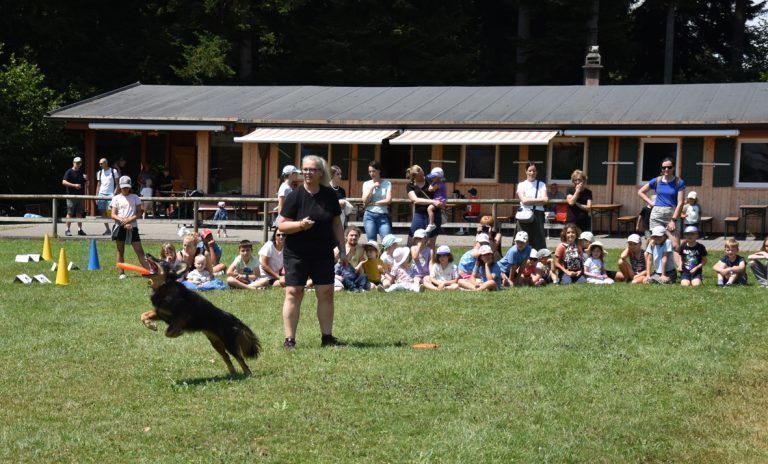 Sabine Baldauf mit Coco beim Hunde-Frisbee