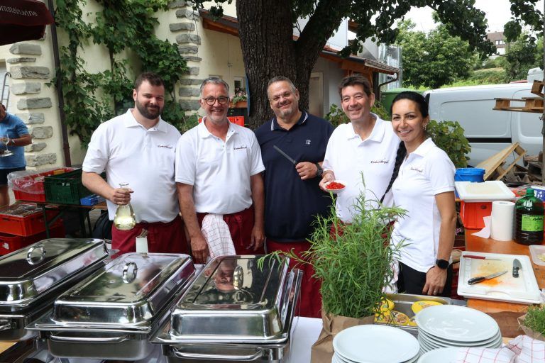 Feines Fest bei Paradewinzer: Christoph, Gerhard, Peter, Roland und Ebru sorgten fürs kulinarische Wohl.
