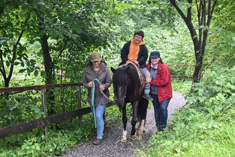 Freude auf Pferderücken im Therapiestall: Ferdi geht gerne im angrenzenden Wald eine Runde mit dem Therapiepferd.