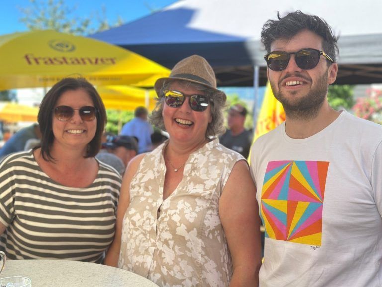 90 Jahre Schaufel-Siedlung: Ein Fest der Gemeinschaft und Geschichte: Katharina Wöß-Krall, Cornelia Engler und Johannes Herburger amüsierten sich im Jubiläumsfest in der Schaufel.