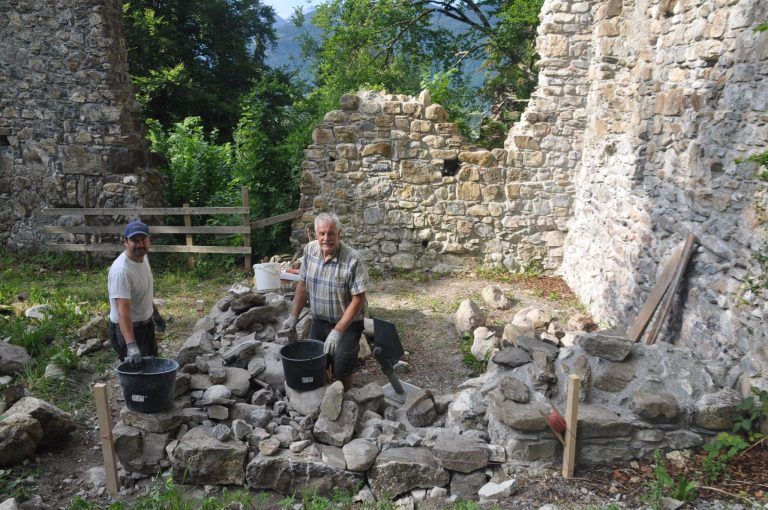 v.li.: David und Elmar Matt an der Grundmauer der Kapelle