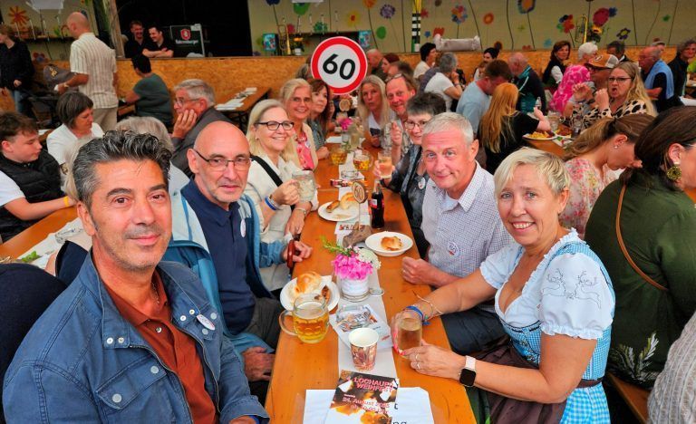 Viel Applaus für ein erfolgreiches Lochauer Dorffest: Das Lochauer Dorffest ist für alle Jahrgänger aus dem ganzen Leiblachtal eine willkommene Gelegenheit, sich in ihrem „Jubiläumsjahr“ zu treffen und miteinander in fröhlicher Runde diesen „runden Geburtstag“ zu feiern.
