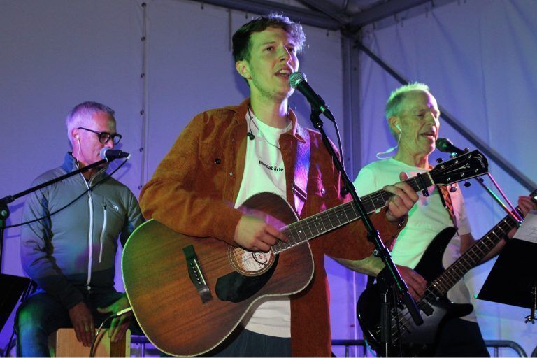 Käsklatsch-Auftakt wie im Bilderbuch: Ein großer Abend für Jonas Hopfner, der für gewöhnlich als Solo oder im Duo auftritt, wurde auf der Käsklatsch-Bühne von Get Rusty als Background-Band begleitet.