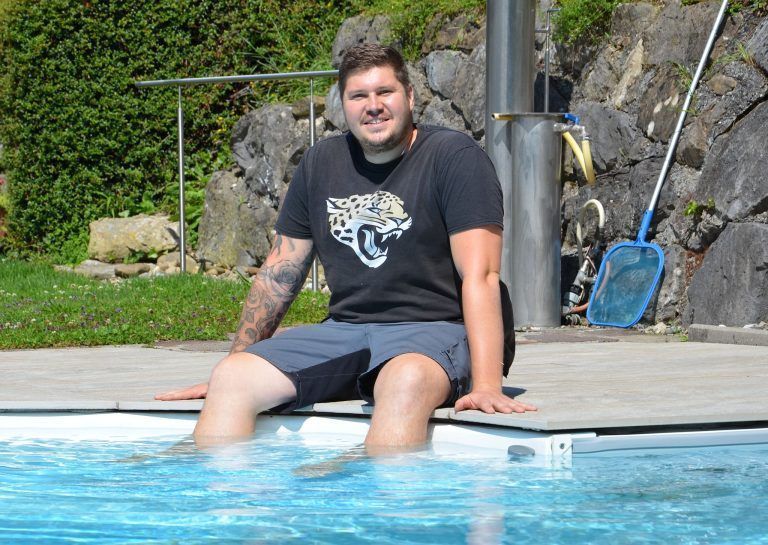 Er zögerte keine Sekunde: An heißen Sommertagen kühlt sich Dominik im eigenen Pool ab. HRJ
