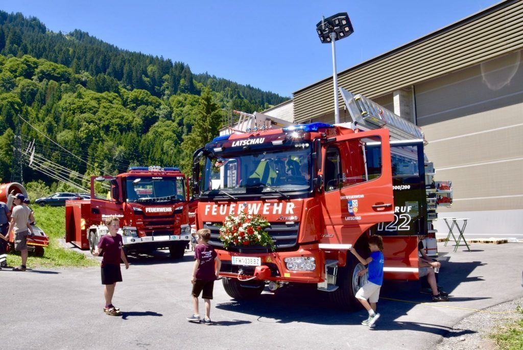 Florianis brennen für die Sicherheit im Dorf