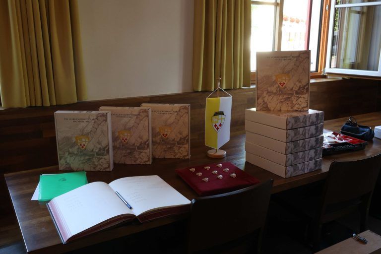 Alte Spendeninitiative für Zukunft gerüstet: Buch, Abzeichen und Boxen mit den Unterlagen zur Bruderschaft St. Christoph.