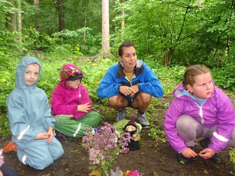 Mit viel Begeisterung bringt Ines Hinteregger den Kindern bei den Wilden Waldferien die Natur näher.
