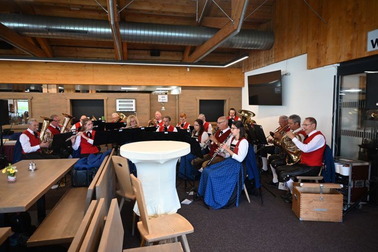 Musikbrunch am Sonnenkopf: Im Anschluss an den Musikbrunch sorgte die Harmoniemusik Klösterle für musikalische Unterhaltung im Bergrestaurant.