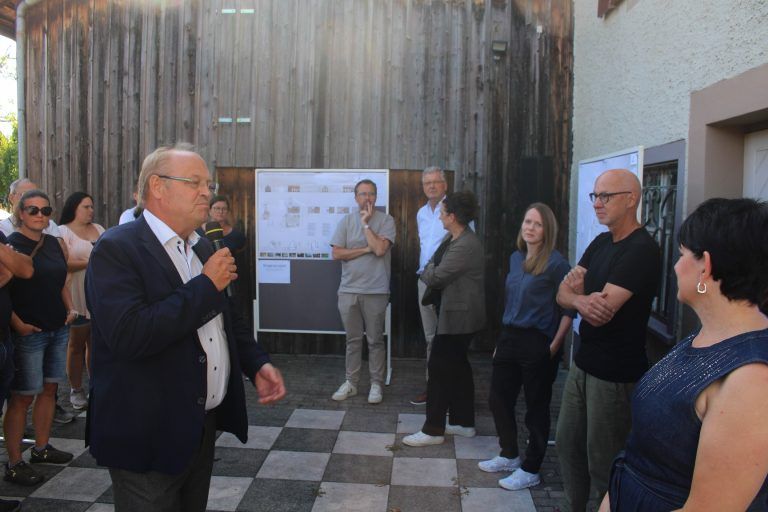 Aus Feßlerhaus wird ein Kinder-Paradies: Bei der Präsentation des Wettbewerbs-Ergebnisses gab Bürgermeister Elmar Rhomberg auch einen interessanten Überblick über die Geschichte des Feßler-Hauses.