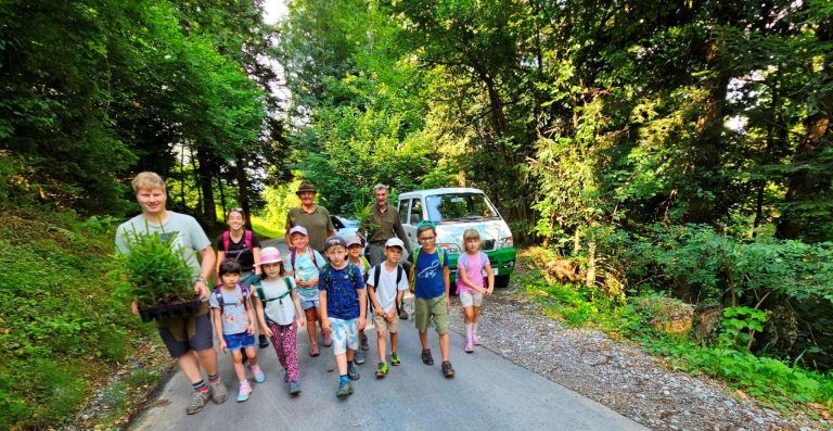 Exkursion ins Lochauer „Christbaumparadies Zussner“: Exkursion ins Lochauer Christbaumparadies Zussner: „Natur hautnah erleben“ stand auf dem Stundeplan der Lochauer Volksschüler.