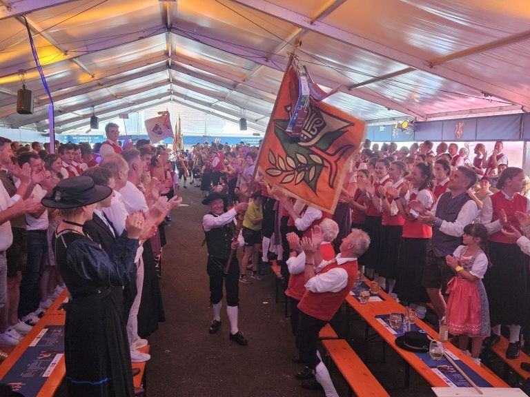 Lingenau war Hochburg der Blasmusik: Der Einzug der Fahnen ins Festzelt war ein Highlight nach dem Umzug.