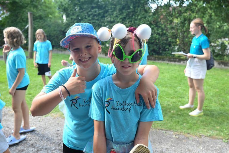 Saturn verliert seinen Ring: Miguel (links) war begeistert vom Sportfest an seiner Schule.