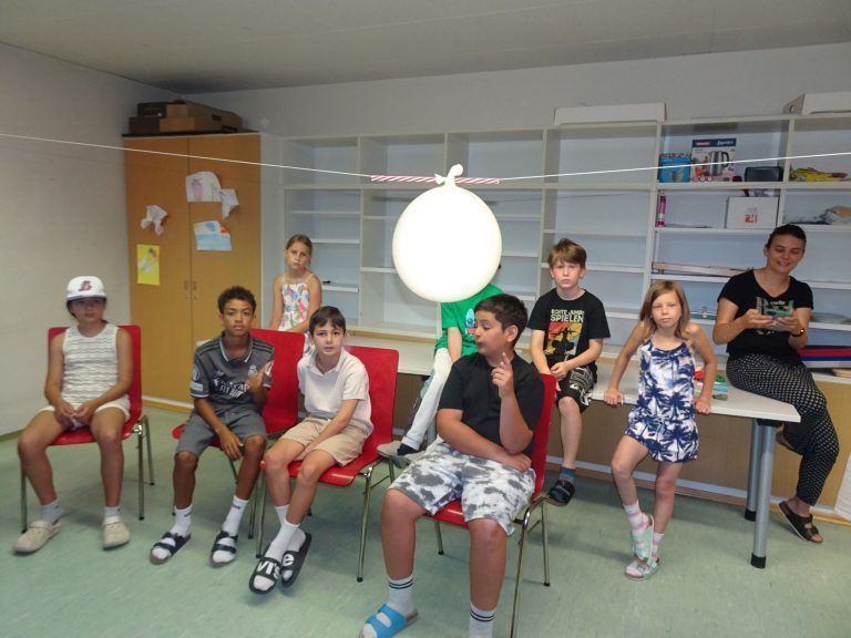 Forschen macht Schule: Gebannt verfolgten die Schulkinder die Versuche.