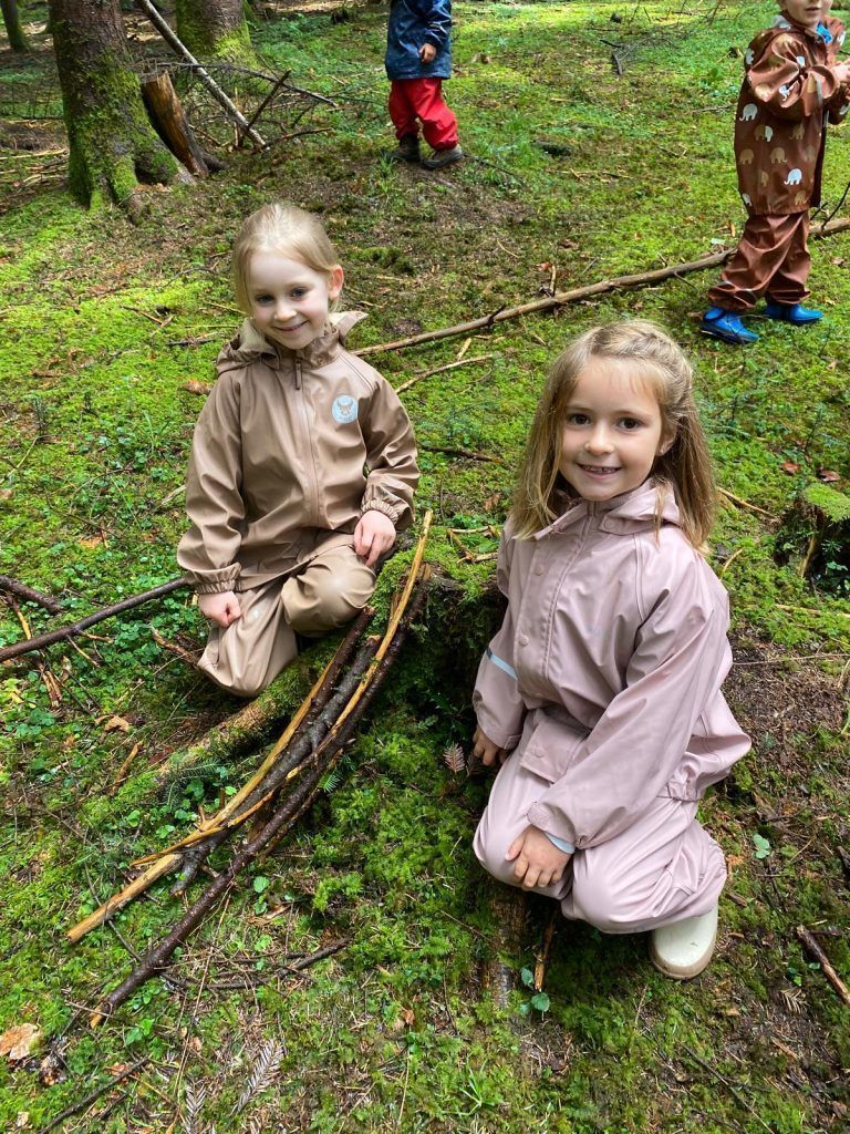 Seit 20 Jahren Gaudi für die Kinder: Zwergenwerkstatt im Wald: Die Kinder bauten ihr eigenes Dorf aus Naturmaterialien.