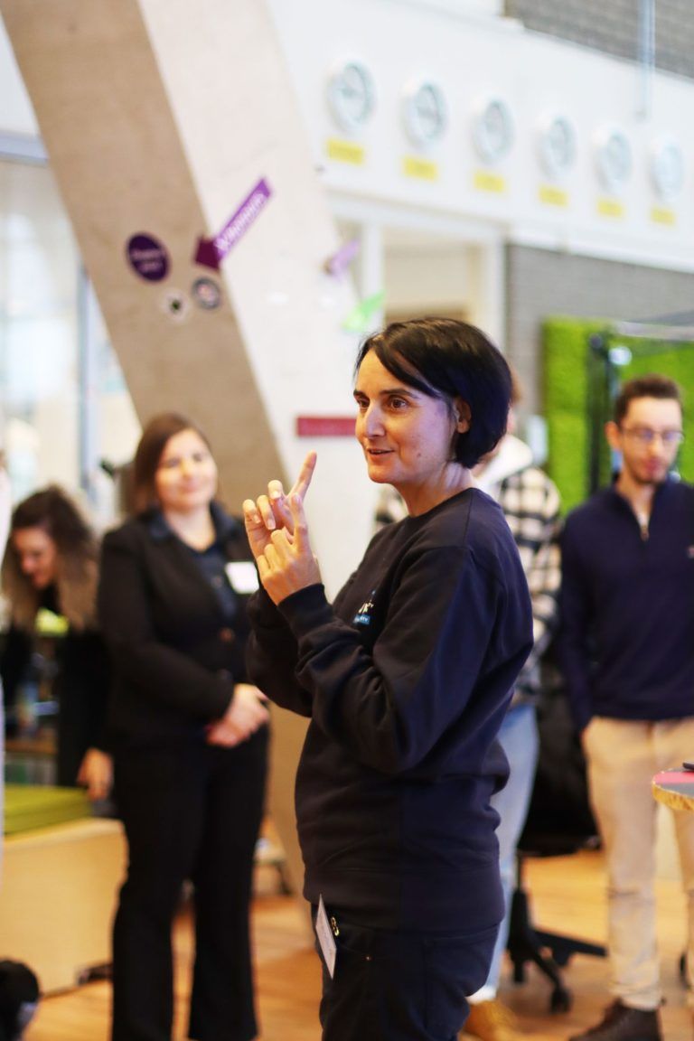 „Ich habe meinen Traumjob gefunden“: Natasha Doshi moderiert einen Workshop im internationalen Setting.