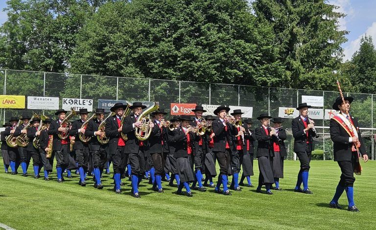 Lingenau war Hochburg der Blasmusik: Exaktes Marschieren und Musizieren war beim Wettbewerb entscheidend.