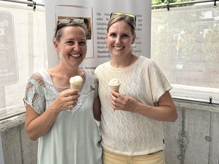 Eisgenuss und Kultur: Pädagoginnen Sabrina Haid und Annalena Zech kamen mit der Bienenklasse der VS Schwefel.