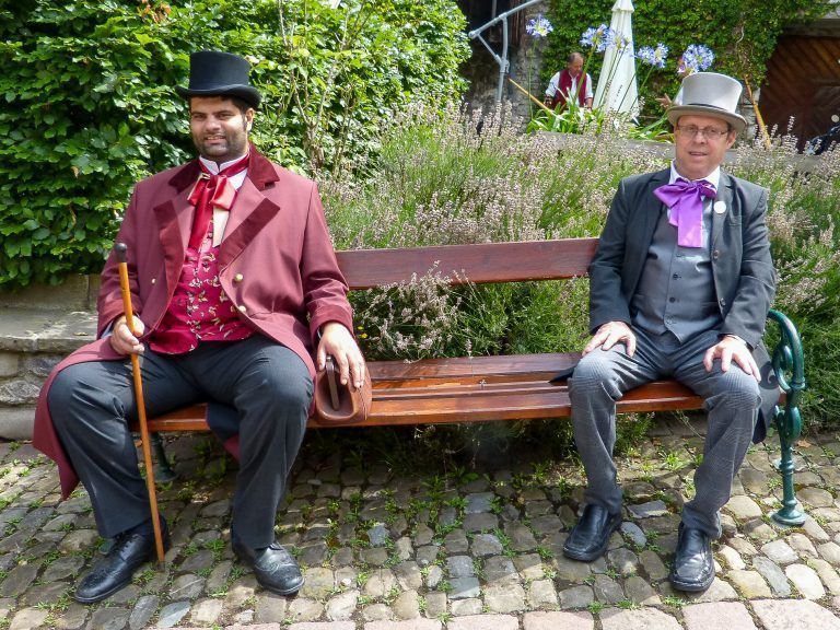Brauchtum trifft auf Biedermeier-Romantik in der Oberstadt: Mitchel Singh und Konrad Sonderegger vom Verein Biedermeier Heiden