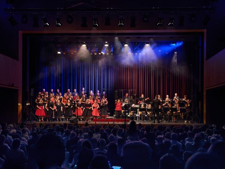 Jubiläumskonzert: 10 Jahre Cadillac Jazz Chor: Der Saal war während des Konzertes voll befüllt (Bild Manuel Hämmerle)
