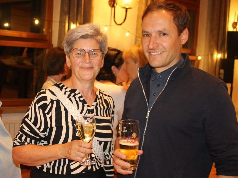 Ein „Wechselbad“ für den Käsklatsch: Bürgermeister Klaus Sohm und Elisabeth Berlinger hatten gut lachen: die Käsklatsch-Alternative im Saal wurde von den zahlreichen Besuchern angenommen.