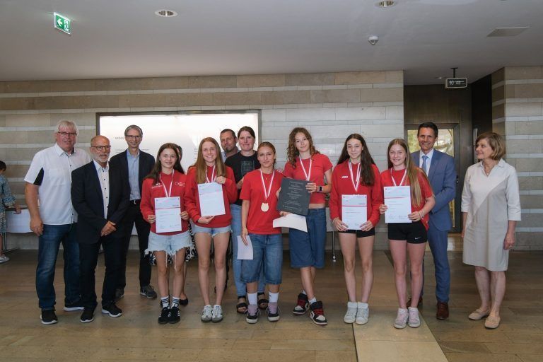 Gold und zweimal Bronze für die SMS Wolfurt bei Schul-Olympics: Ehrung für die SMS Wolfurt im Landhaus.