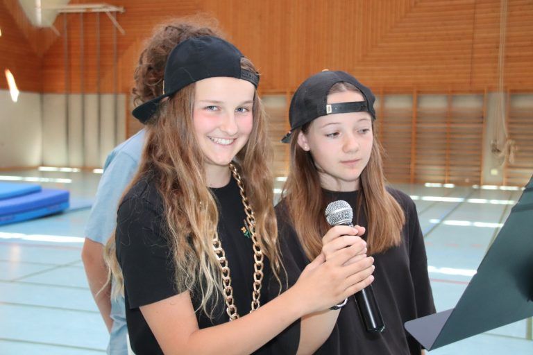 Was nicht im Zeugnis steht: Lorena und Katharina präsentierten eine Zauberlehrling-Rap.