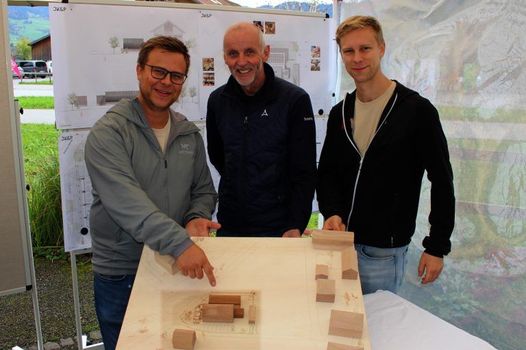 Sehr zur Freude von Wirtschafts-Ausschuss-Obmann Manfred Scalet präsentierten Dominik (l.) und Michael (r.) Künz beim Weilerfest 2024 ihr Projekt, dessen Umsetzung kürzlich in Angriff genommen wurde.