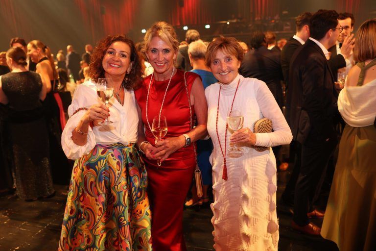 Partyfreude nach Schicksalhaftem: Claudia Steurer-Stey (Zürich), Kathy Picniak (Chicago) und Antonia Rupp.