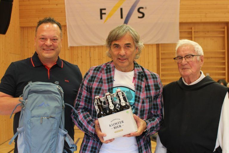 Ein Selfie vom Prinzen für den Kaiser: Geschenke für den Ehrengast: Von Bürgermeister Stefan Bischof ein Wanderrucksack mit Damülser Spezialitäten und von Pater Nivard einen Sechserträger Kloster-Bier aus der Mehrerau.