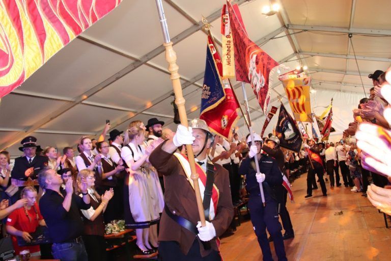 Kaiserwetter beim Jubiläumsfest : Riesenstimmung beim Fahneneinzug ins Festzelt.