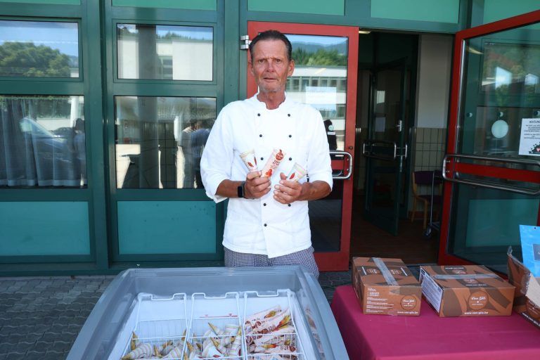 "Kämpfen können um nicht kämpfen zu müssen": Harald Gruber verteilte Gratis-Eis.