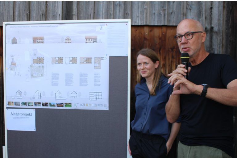 Aus Feßlerhaus wird ein Kinder-Paradies: Christoph Kalb und seiner Mitarbeiterin Claudia Greussing erläuterten ihren Entwurf, mit dem sie sich gegenüber Cukrowicz Nachbauer Architekten (2. Preis) und Architektin Elke Delvoye (3. Preis) durchsetzen konnten.