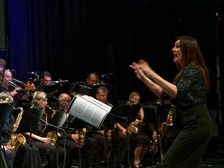 Jubiläumskonzert: 10 Jahre Cadillac Jazz Chor: Die Chorleiterin Isabella Pincsek dirigierte den Chor mit Enthusiasmus (Bild Manuel Hämmerle)