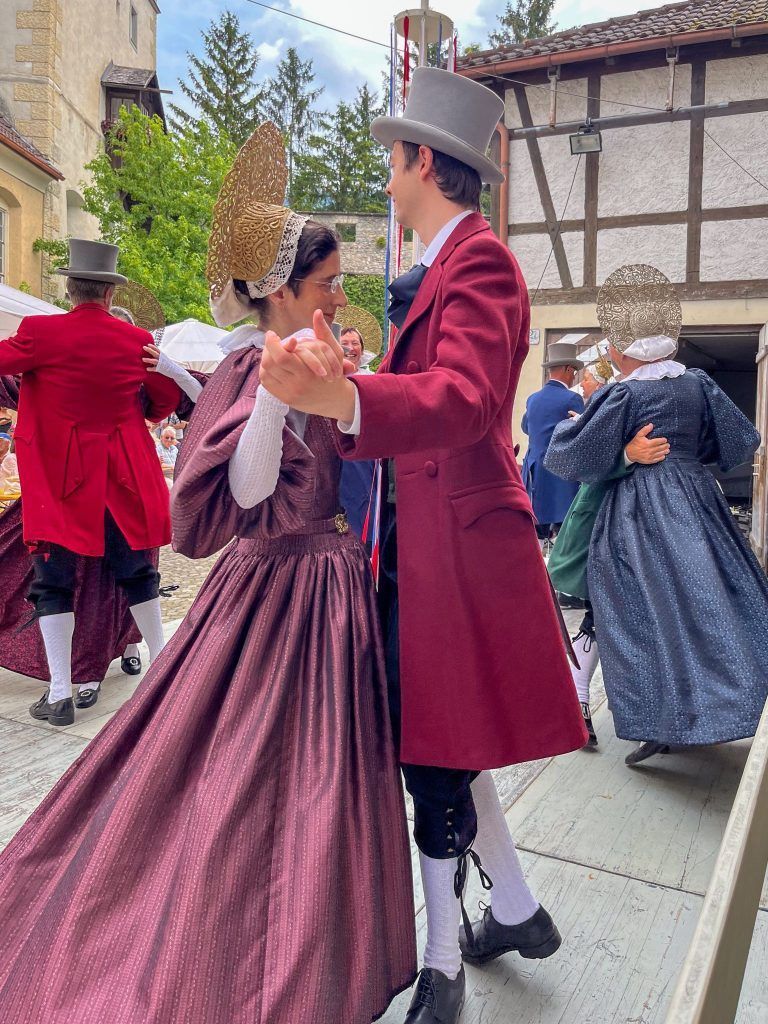 Brauchtum trifft auf Biedermeier-Romantik in der Oberstadt: Die Trachtengruppe Bregenz in ihrer historischen Tracht aus der Biedermeierzeit