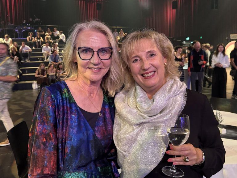 Rauschendes Premierenfest: Anita Prusila und Ilka Schmalbauch (Deutscher Bühnenverein) feierten mit.