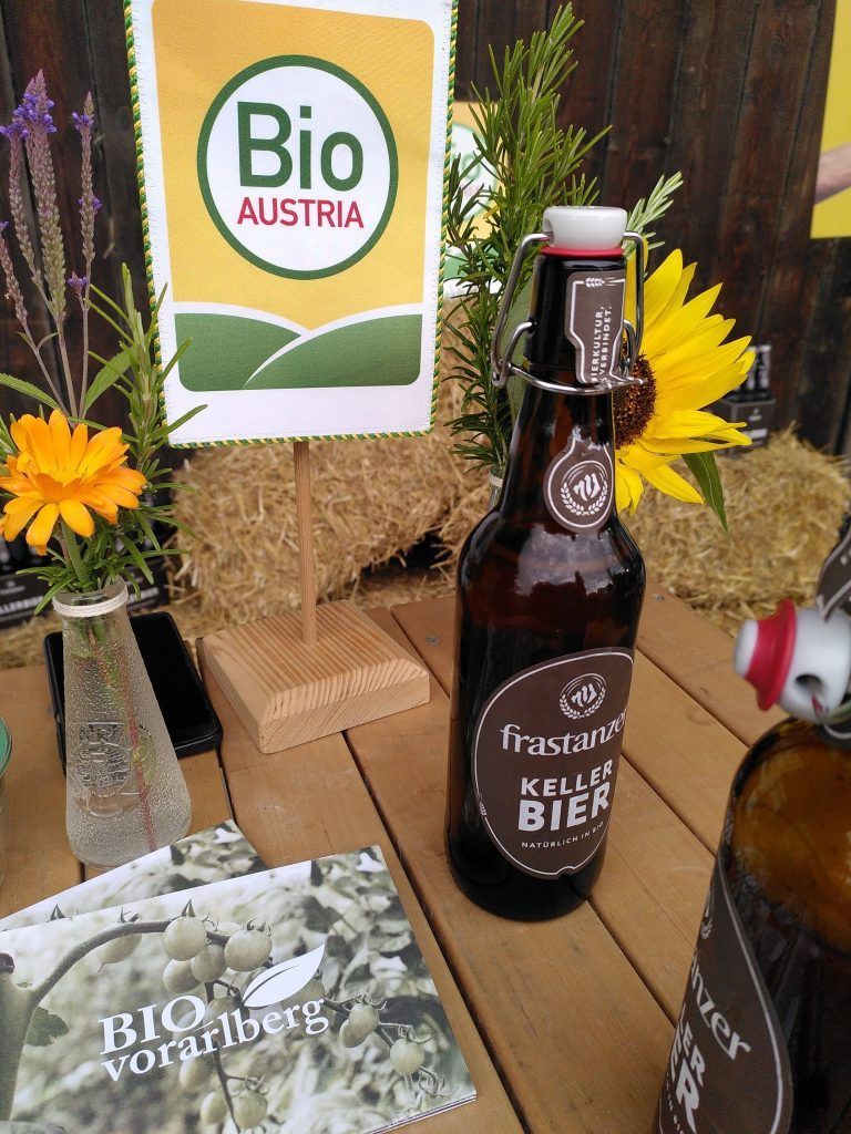 Bio-Kellerbier aus Vorarlberger Braugerste: Das neue Bio-Kellerbier aus der markanten Bügelflasche ist bereits erhältlich – in Kürze auch mit dem BIO Austria-Siegel auf dem Etikett. Foto © BIO Vorarlberg