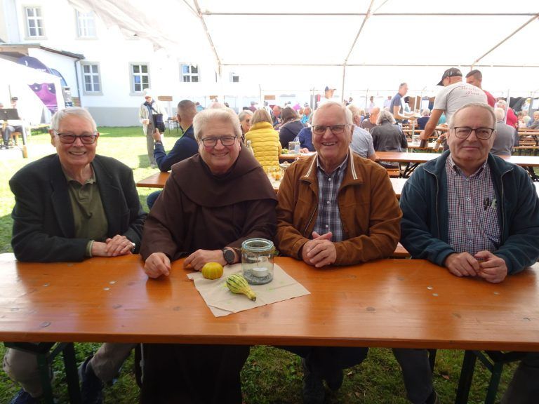 Abschied mit offenen Türen: Pater Wenzeslaus (2. v. li.) beim letzten Klosterfest, wie man ihn kannte: Immer mitten unter den Menschen.