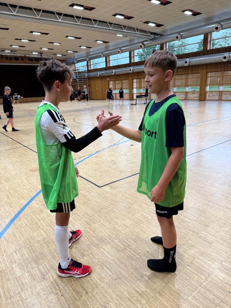 Erfolgreiches Sommercamp des FC Höchst: Dem Regen trotzten die Kinder bei bester Laune in der Rheinauhalle.