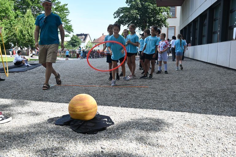 Saturn verliert seinen Ring: Der Saturn hat seinen Ring verloren. Die Kinder versuchen gekonnt, ihm diesen wieder zu geben.