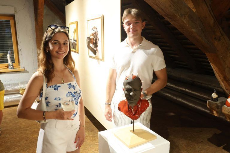 Gedanken zweifach künstlerisch ausgedrückt : Hannah Schnetzer und Andrija Keburovic.