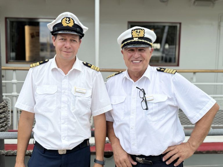 Sonnenuntergang, Salsa und Sliders: Kapitän Fritz Köchle mit Kapitän Philip Nachbaur.