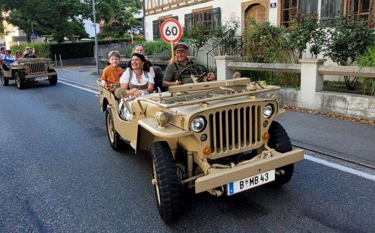 Leiblachtaler Jubiläums-Jahrgänger-Treffen in Lochau: Im Oldie-Jepp beim Festumzug der Leiblachtaler 5er-Jubiläums-Jahrgänger mit dabei.