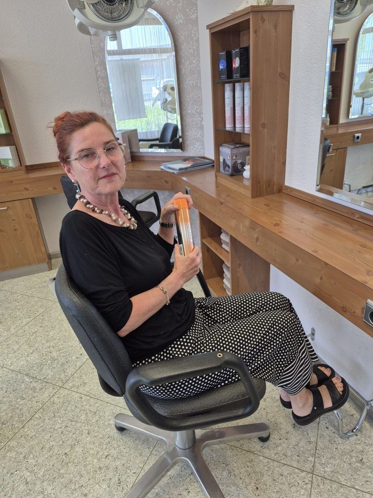 Leidenschaft für Haariges : Die 60-Jährige Fußacherin hatte von Kindesbeinen nur einen Berufswunsch: Friseurin.
