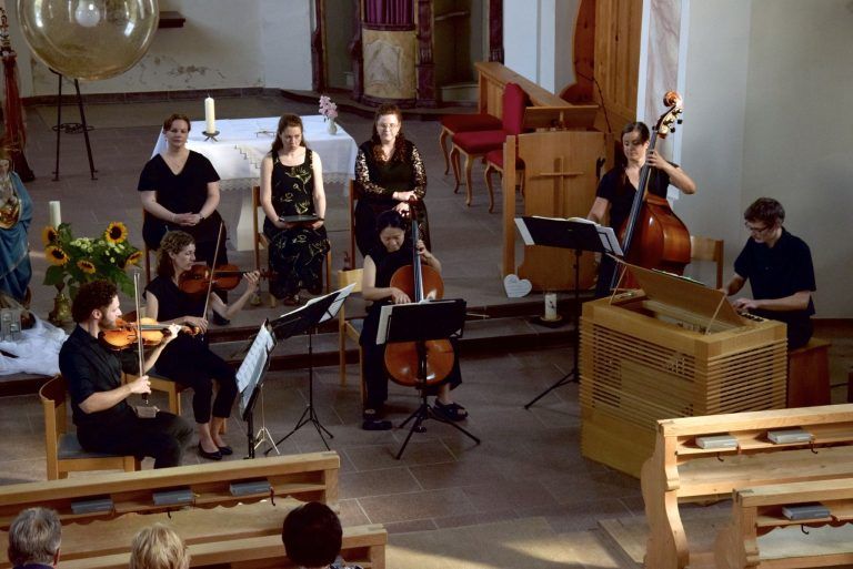 "Musica Sacra" glänzt im Montafon: Ihrem Publikum bescherte die Konzertvereinigung Musica Sacra in der Alten Pfarrkirche Vandans einen musikalischen Hochgenuss. Der musikalische Leiter ist David Burgstaller, rechts im Bild.