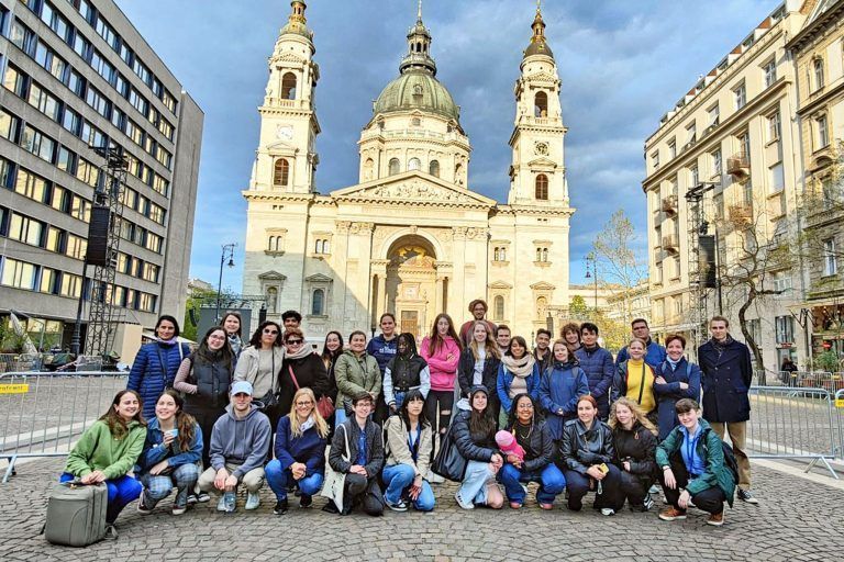 Mit internationalen Programmen bringt Natasha Doshi (ganz links im Bild) junge Menschen aus ganz Europa zusammen.