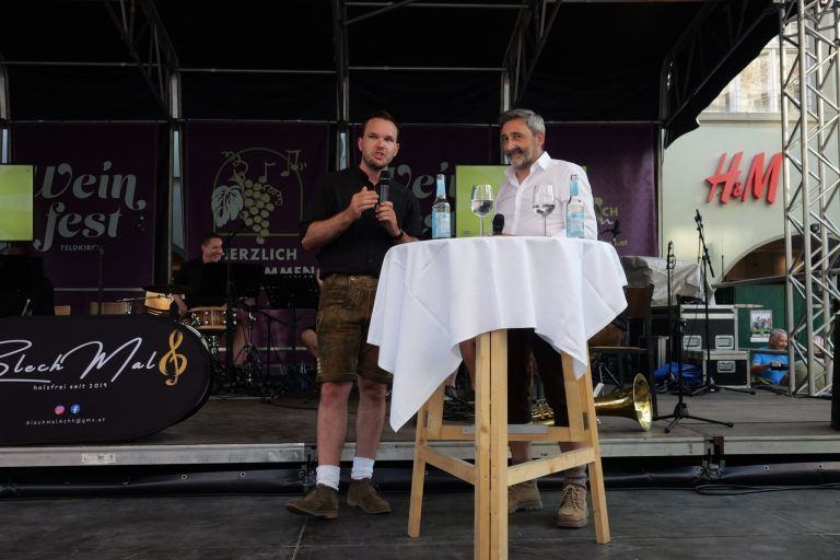 Große Gala für Wein und Blasmusik : Stadtmarketing GF Lukas Debortoli unterstrich den kulturellen Wert des Weinfests.