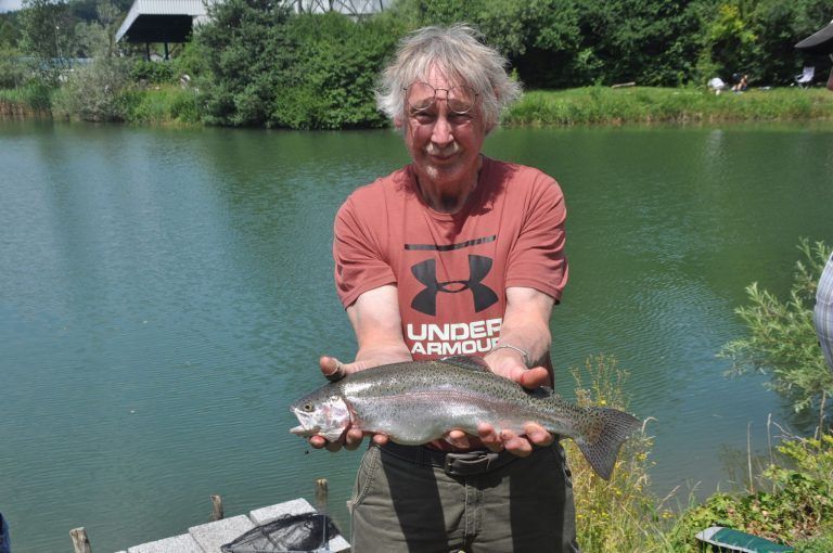 Peter Jung mit einer ca 2kg schweren Regenbogenforelle