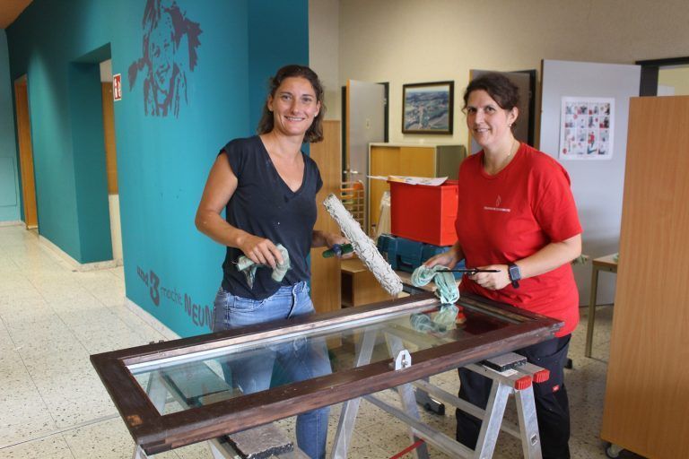 Unsere Schule ist schöner geworden: Dass die Fenster der Schule „wie neu“ aussehen, war mit ein Verdienst von Birgit Wetzel (r.) und Madlen Ill.