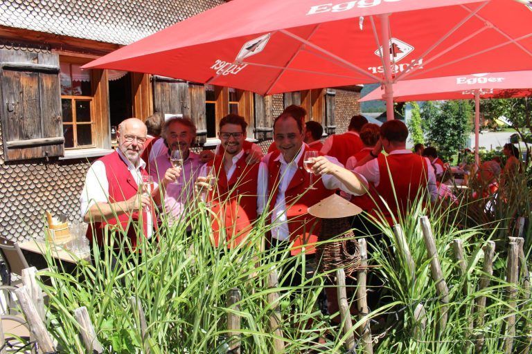 Mellouar Musig lud zum Fescht: Weil’s so schön war, fasste Festführer Albert Hager (2. v. l.) den spontanen Entschluss, mit seiner Auer Musik auf das Fest zurückzukehren.